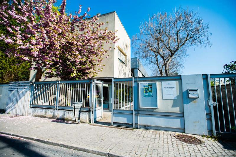 Exposition de sculpture modelage contemporaine dans une galerie d’art moderne